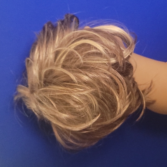 Swiking heat resistant synthetic fiber wig NWT Model: 8034 Color: 3M# - Picture 2 of 5